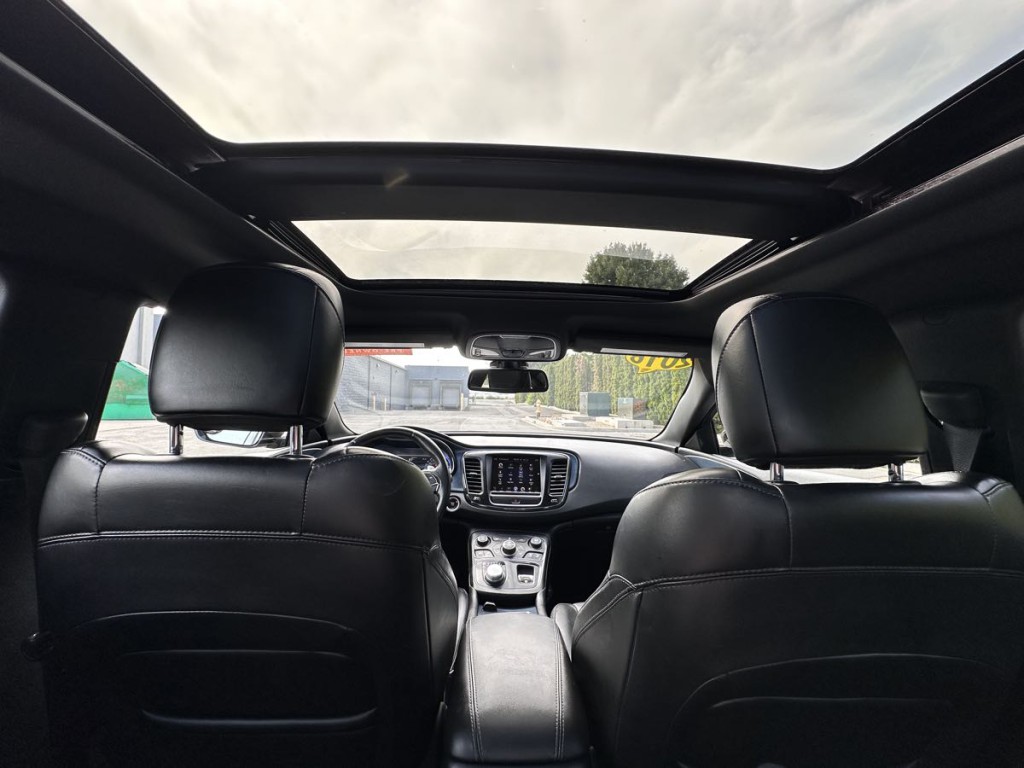 2016 Chrysler 200 Image 16