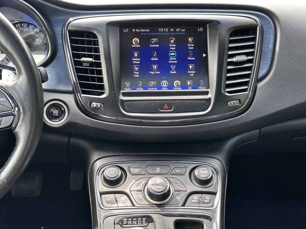 2016 Chrysler 200 Image 18