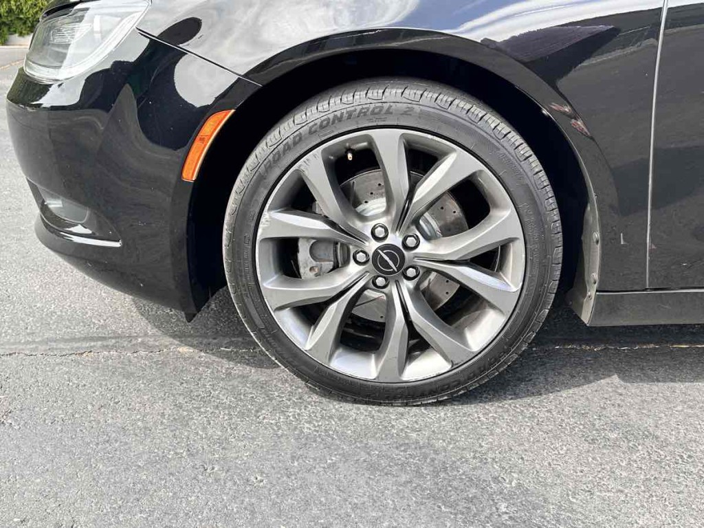 2016 Chrysler 200 Image 26
