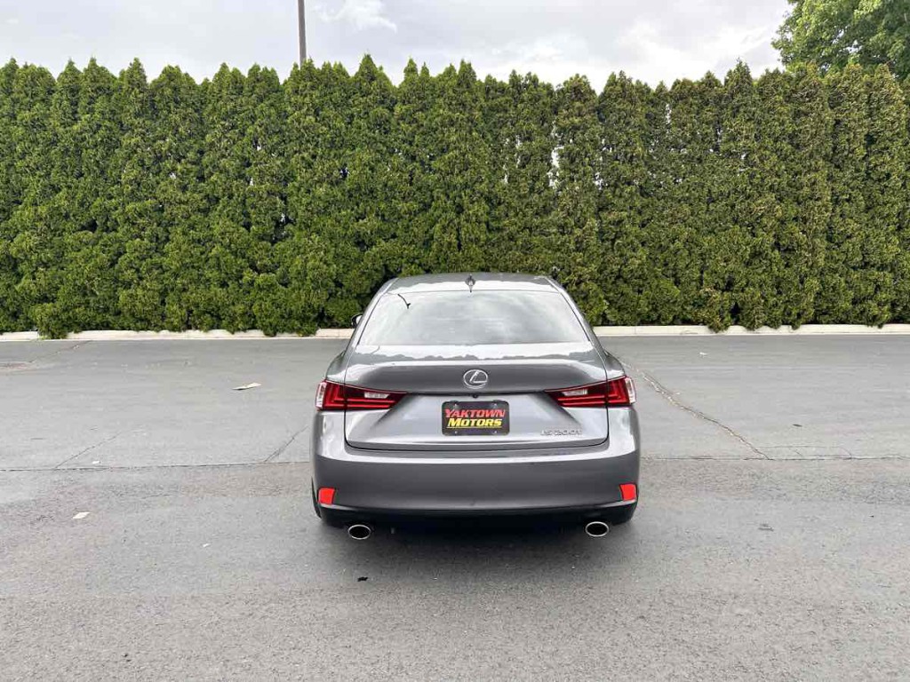 2016 Lexus IS 200t Image 9