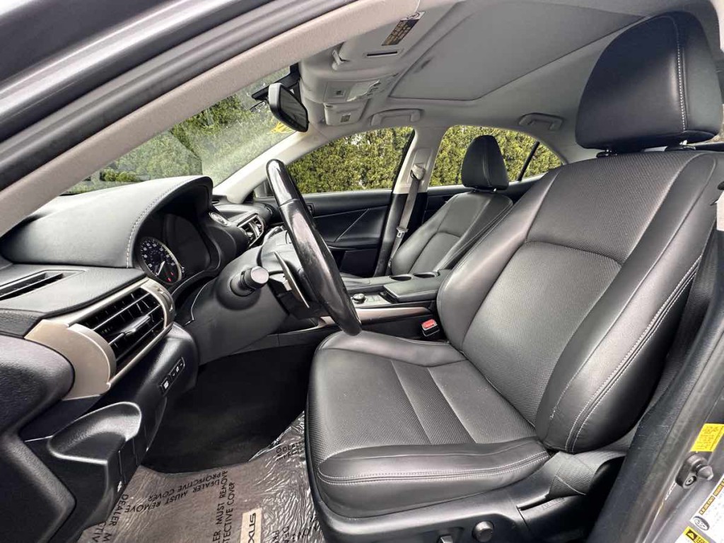 2016 Lexus IS 200t Image 11