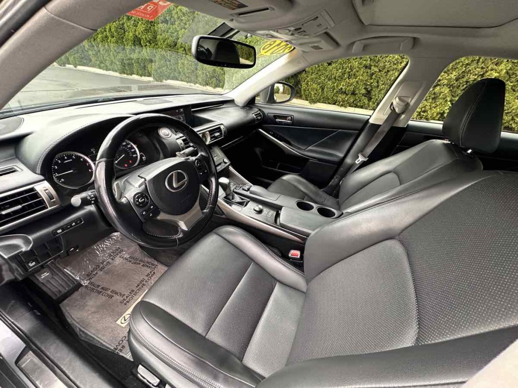 2016 Lexus IS 200t Image 12