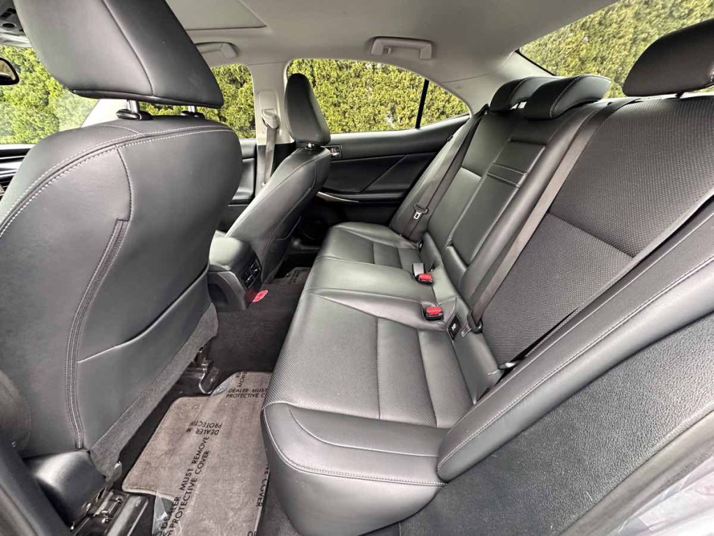 2016 Lexus IS 200t Image 13