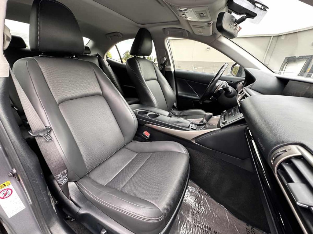 2016 Lexus IS 200t Image 14