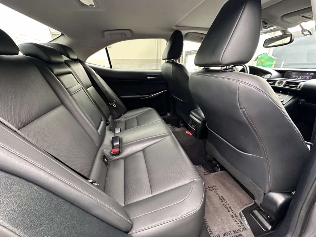 2016 Lexus IS 200t Image 15