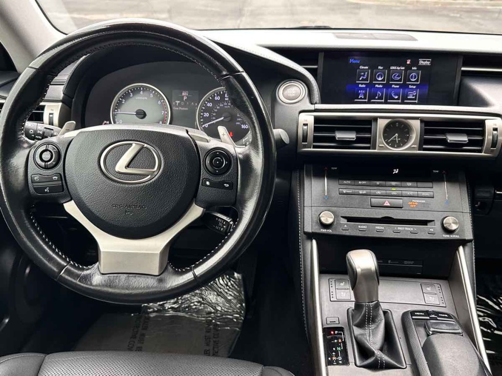 2016 Lexus IS 200t Image 16