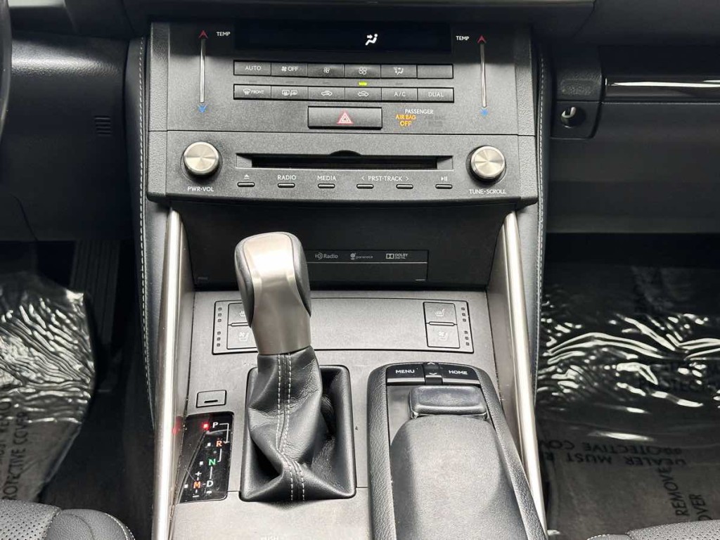 2016 Lexus IS 200t Image 18