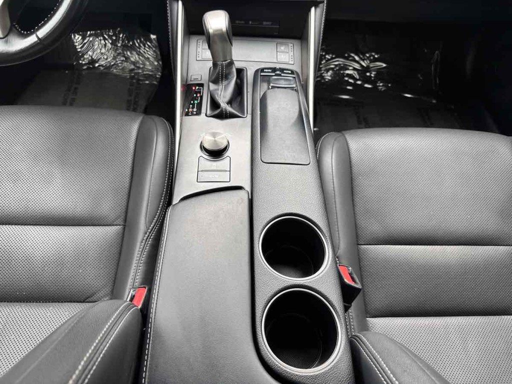 2016 Lexus IS 200t Image 19