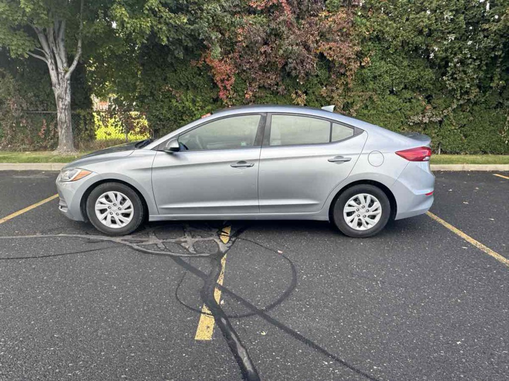 2017 Hyundai Elantra Image 8
