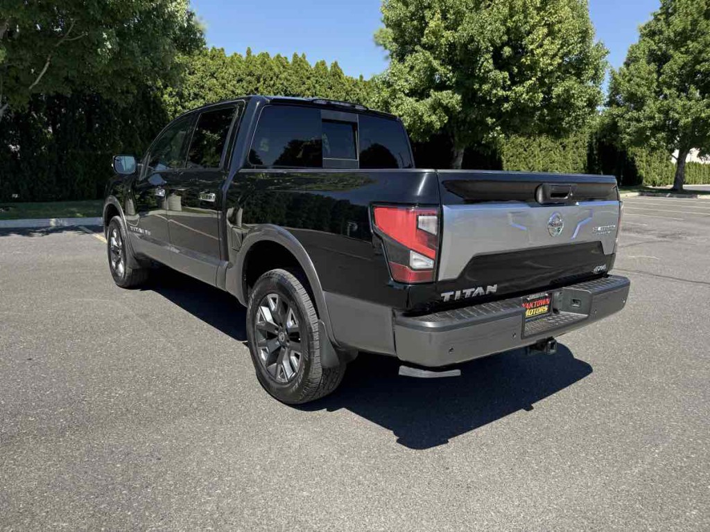 2020 Nissan Titan Image 10