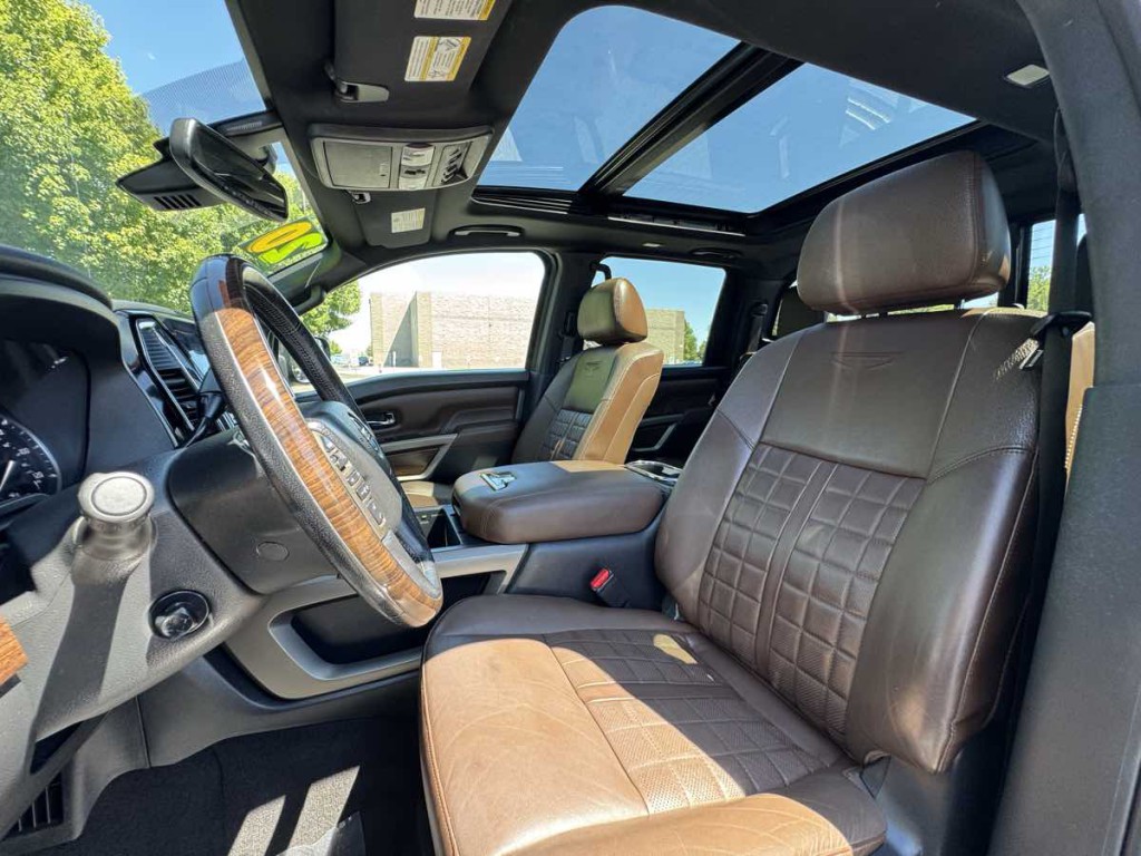 2020 Nissan Titan Image 15