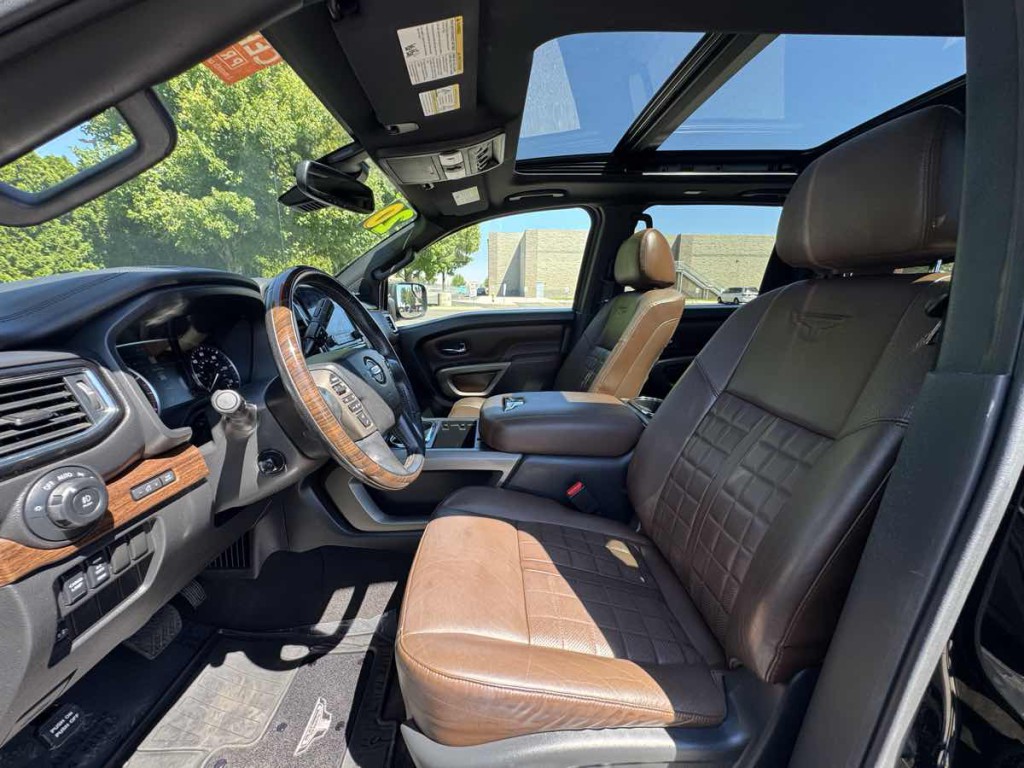 2020 Nissan Titan Image 16