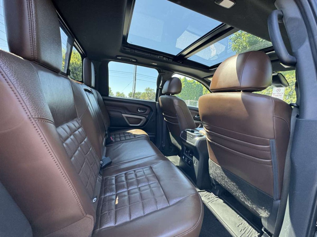 2020 Nissan Titan Image 19