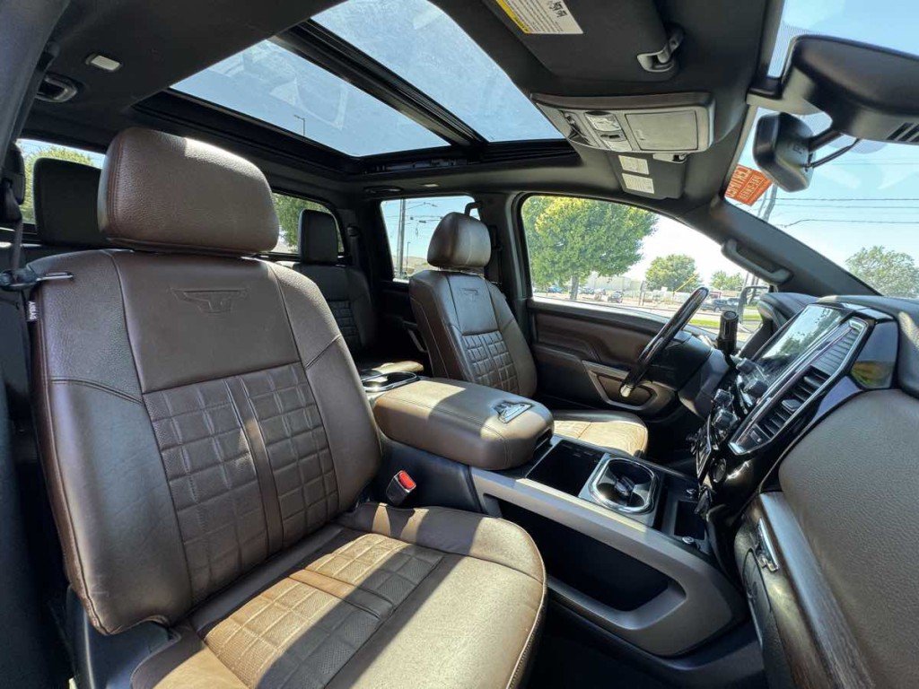 2020 Nissan Titan Image 23