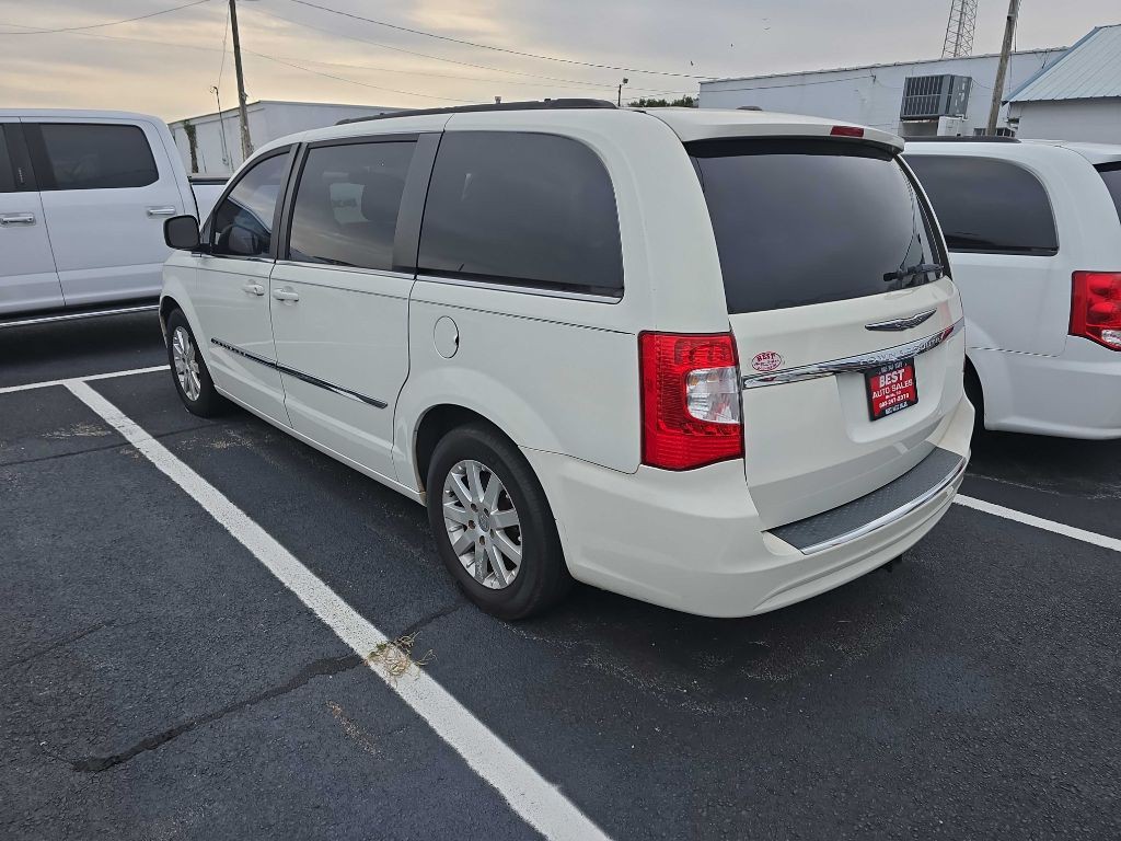 2013 Chrysler Town & Country Image 2