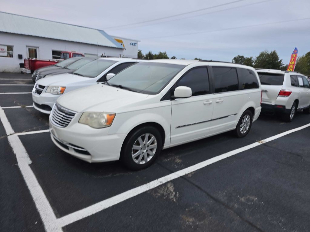 2013 Chrysler Town & Country Image 3