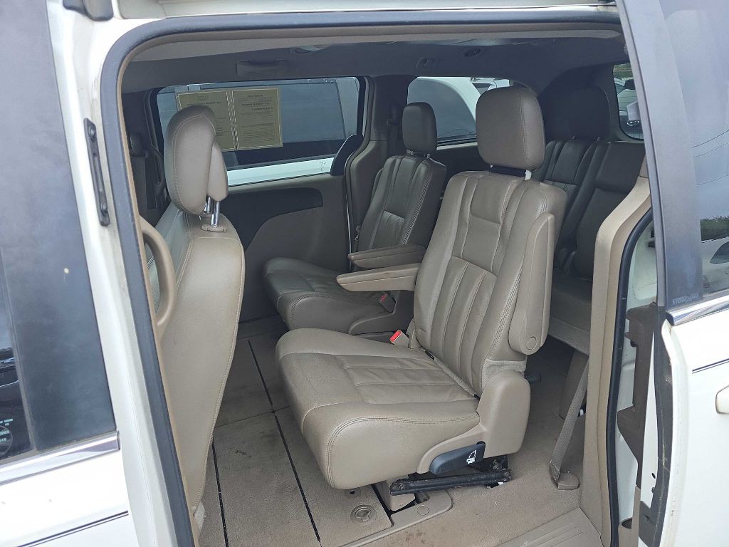 2013 Chrysler Town & Country Image 4