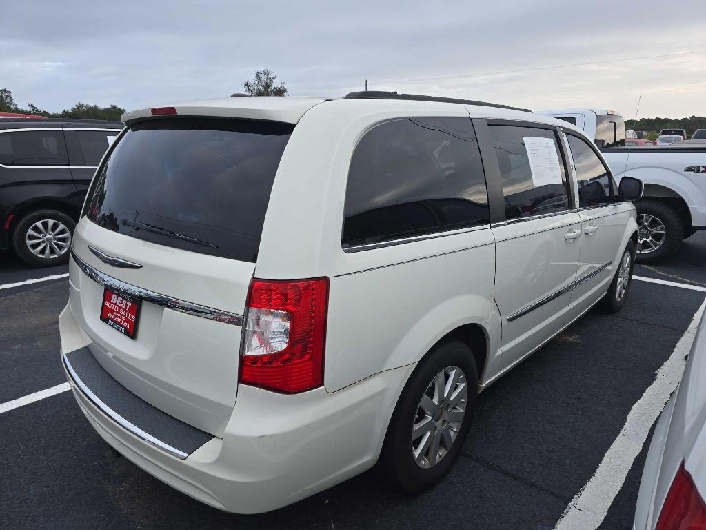 2013 Chrysler Town & Country Image 3