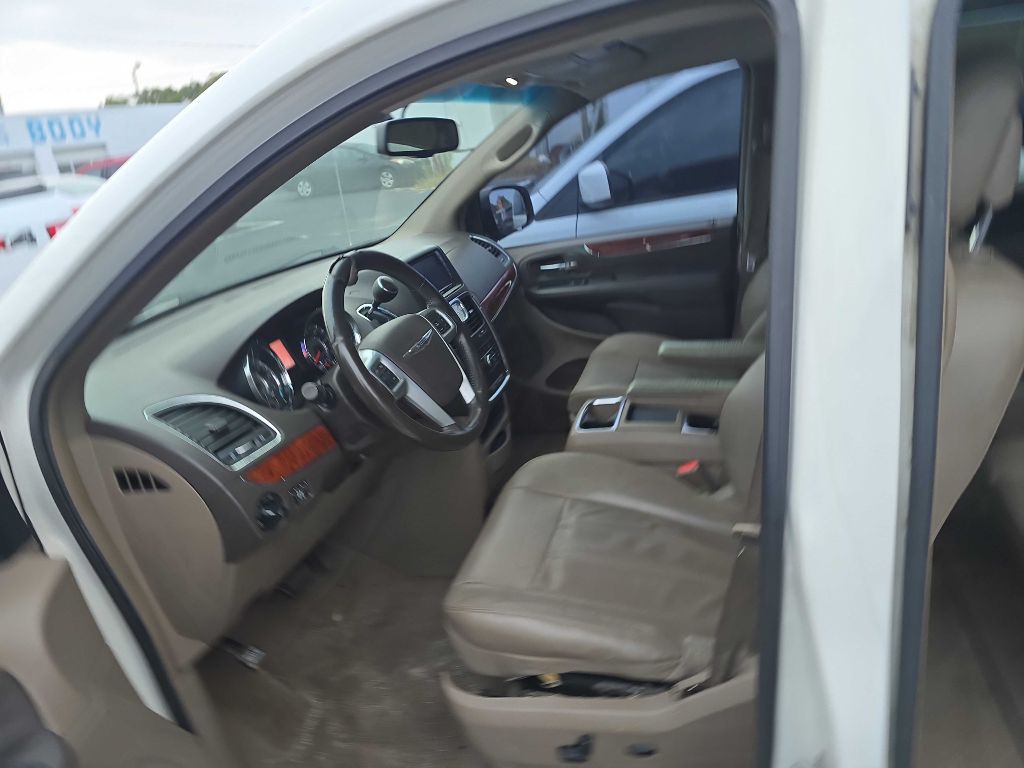 2013 Chrysler Town & Country Image 4