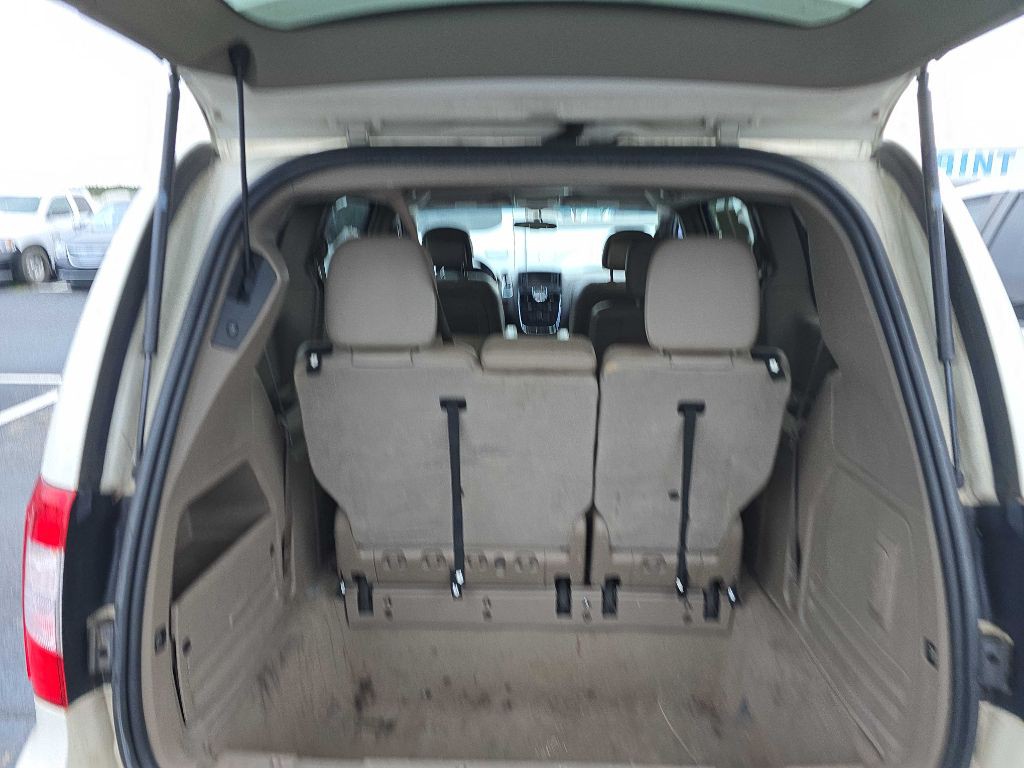 2013 Chrysler Town & Country Image 6