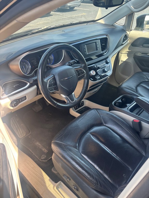 2017 Chrysler Pacifica Image 2