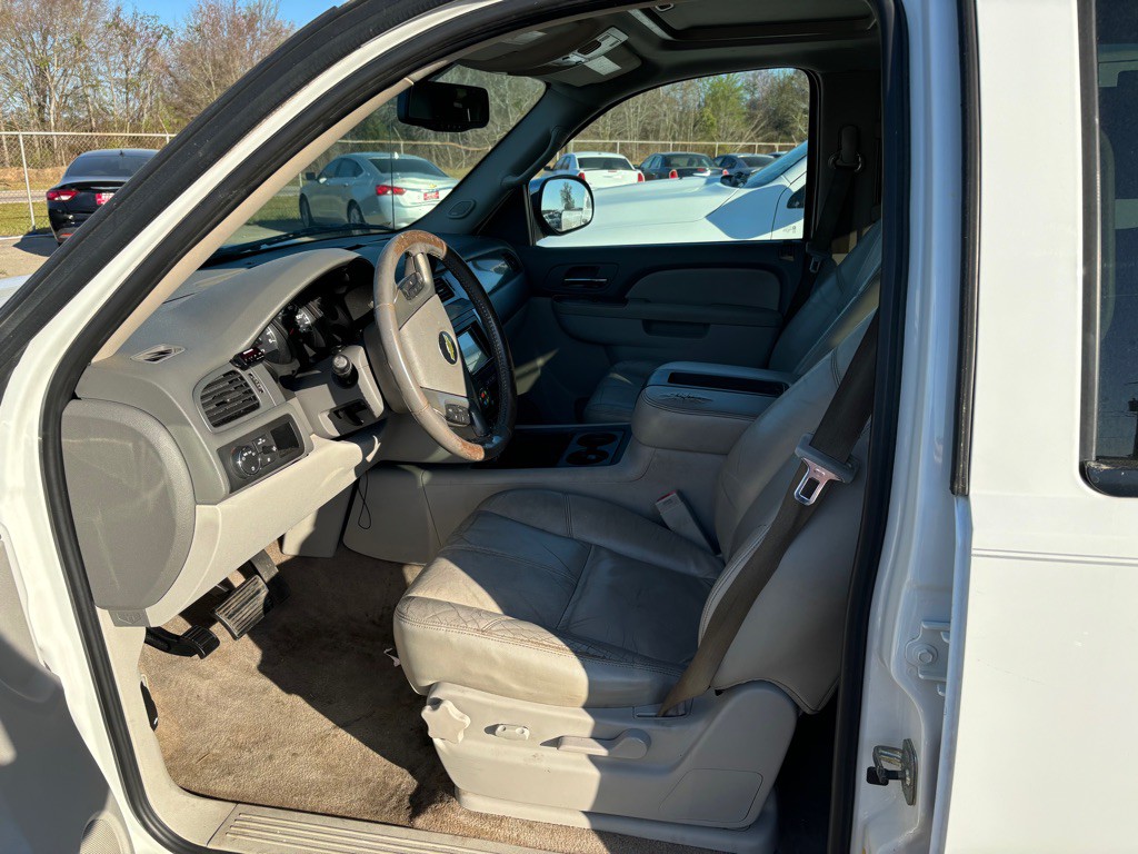 2010 Chevrolet Avalanche Image 2