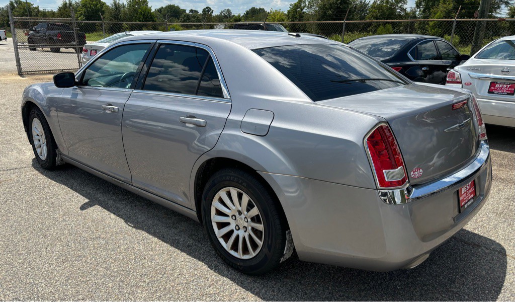 2014 Chrysler 300 Image 4