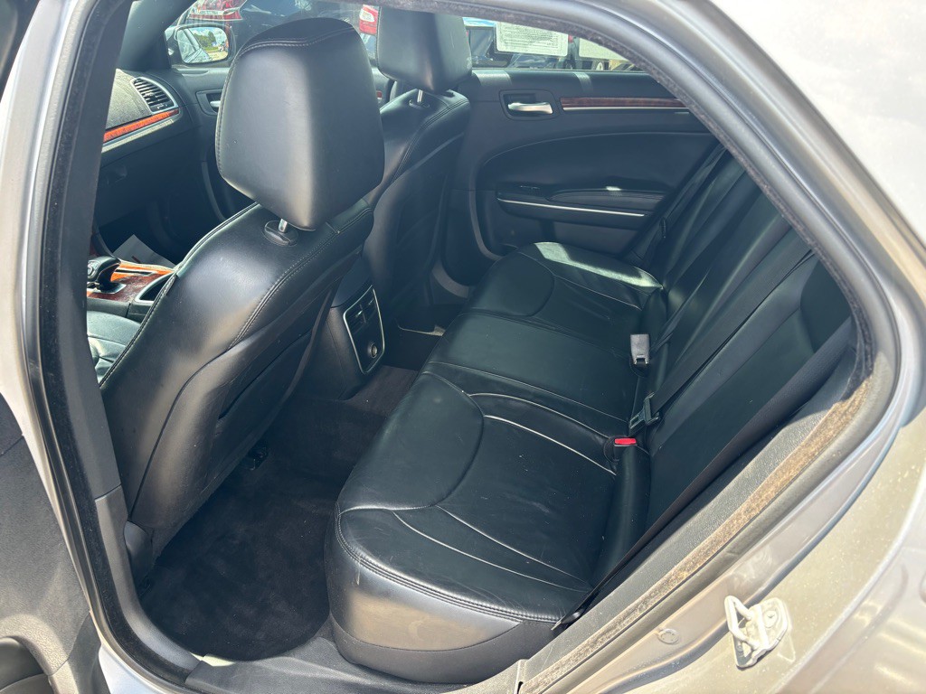 2014 Chrysler 300 Image 6