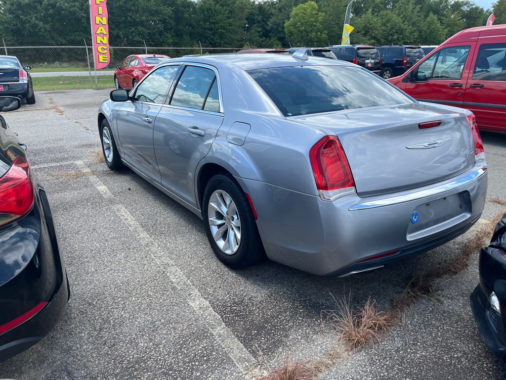 2015 Chrysler 300 Image 4