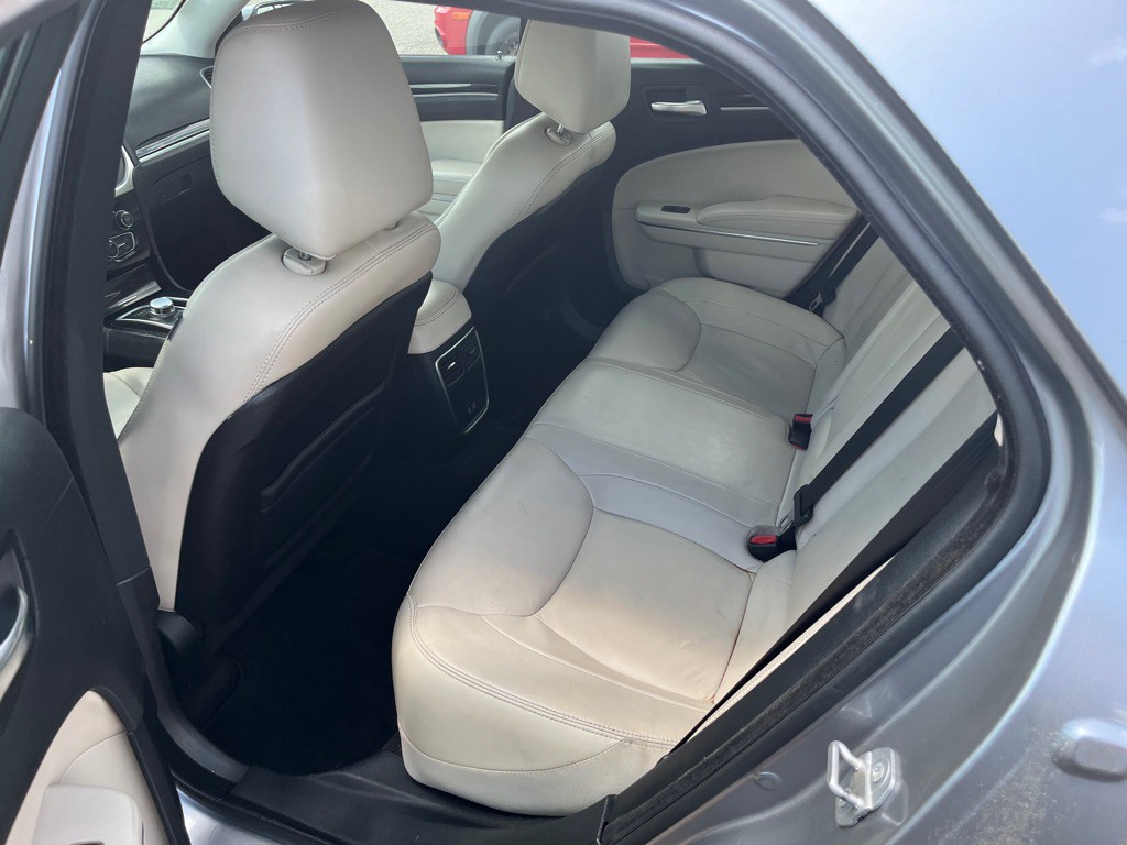 2015 Chrysler 300 Image 6