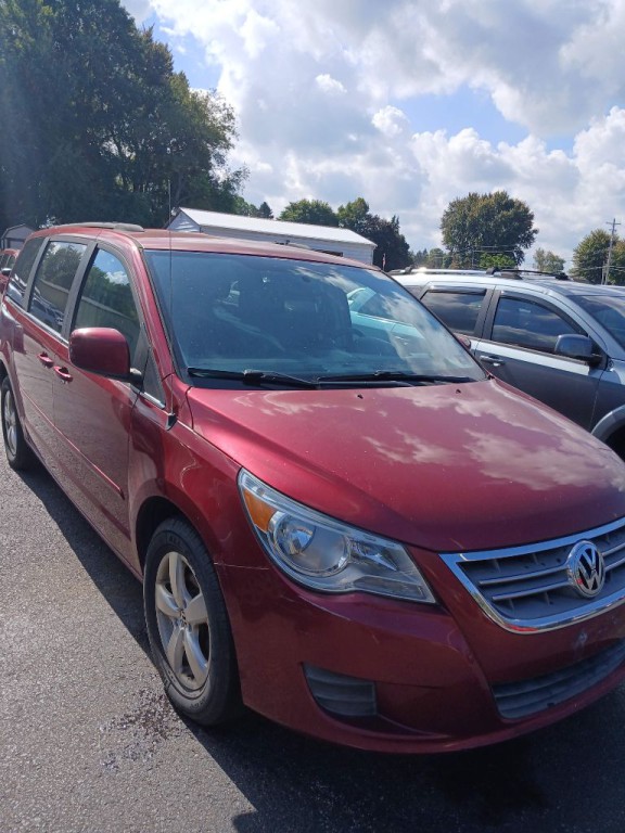 2011 Volkswagen Routan Image 1