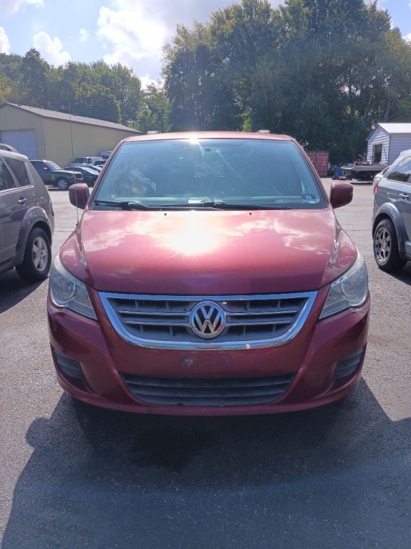 2011 Volkswagen Routan Image 2