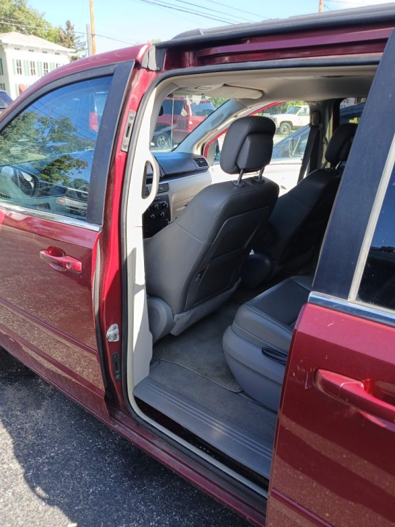 2011 Volkswagen Routan Image 11