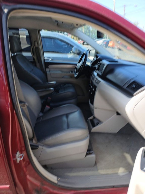 2011 Volkswagen Routan Image 13