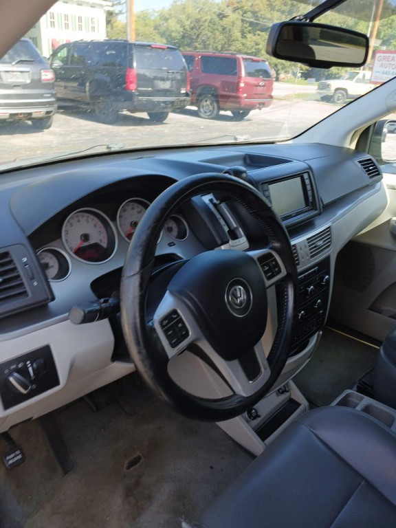2011 Volkswagen Routan Image 17