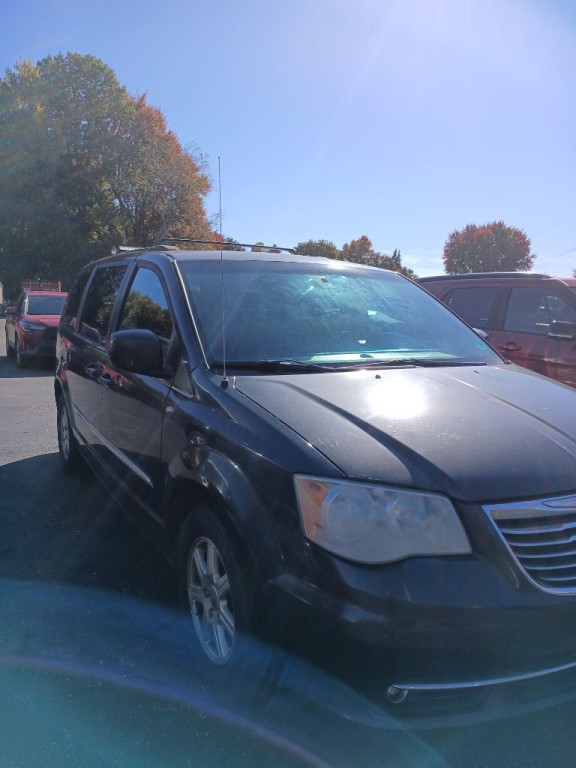 2012 Chrysler Town & Country Image 2