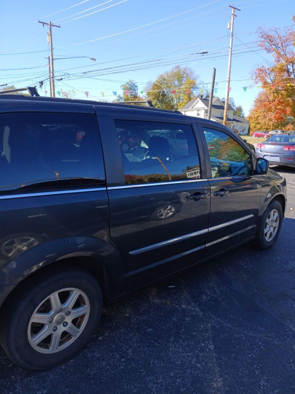 2012 Chrysler Town & Country Image 3