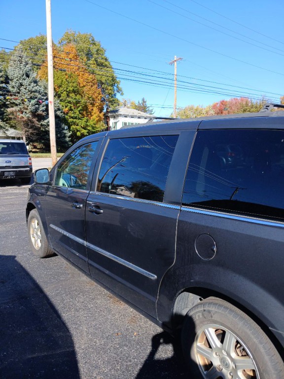 2012 Chrysler Town & Country Image 8