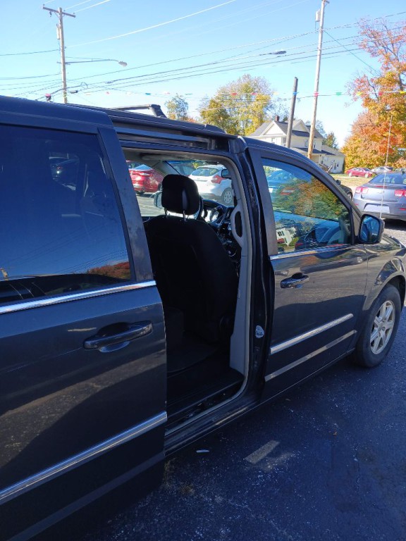 2012 Chrysler Town & Country Image 9