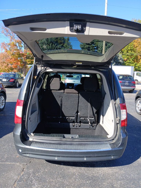 2012 Chrysler Town & Country Image 10