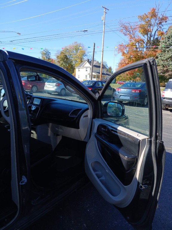 2012 Chrysler Town & Country Image 12