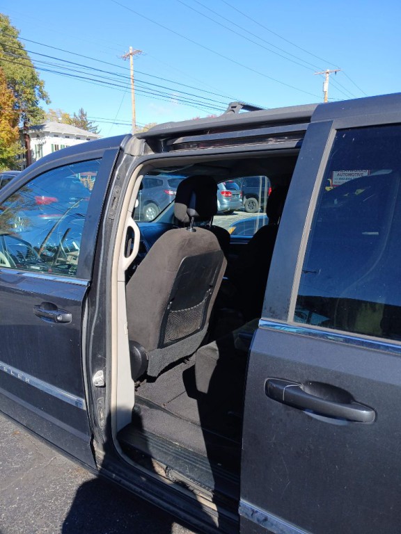 2012 Chrysler Town & Country Image 13