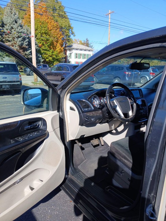 2012 Chrysler Town & Country Image 15
