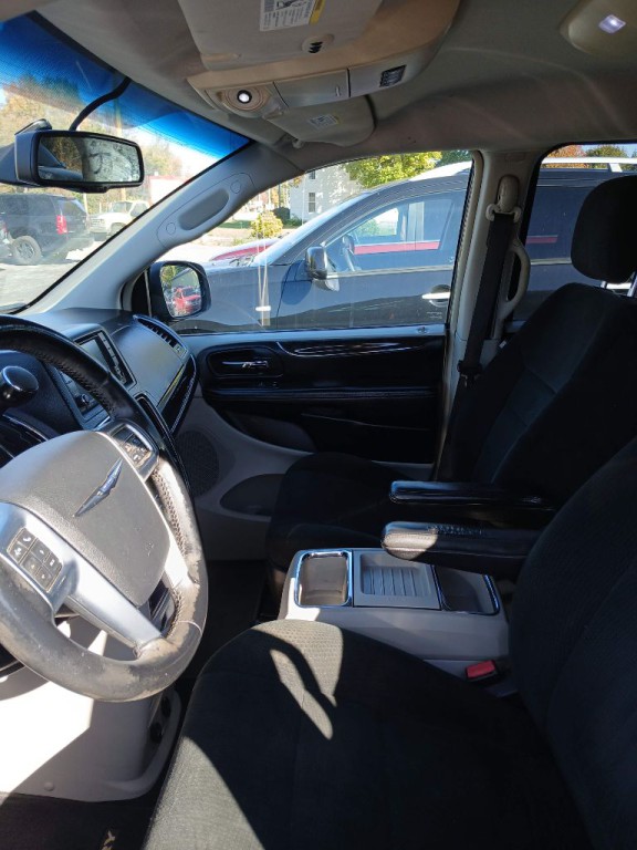 2012 Chrysler Town & Country Image 17