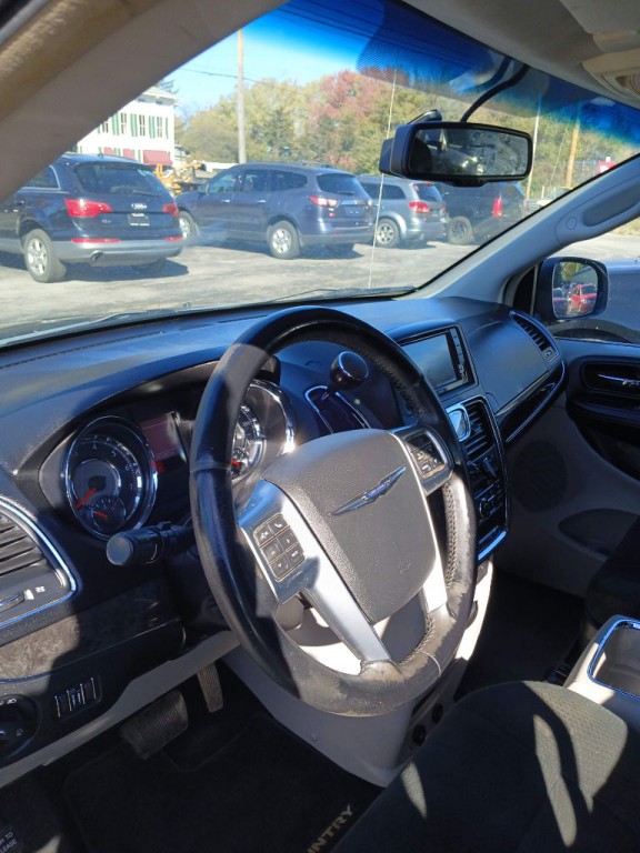 2012 Chrysler Town & Country Image 18