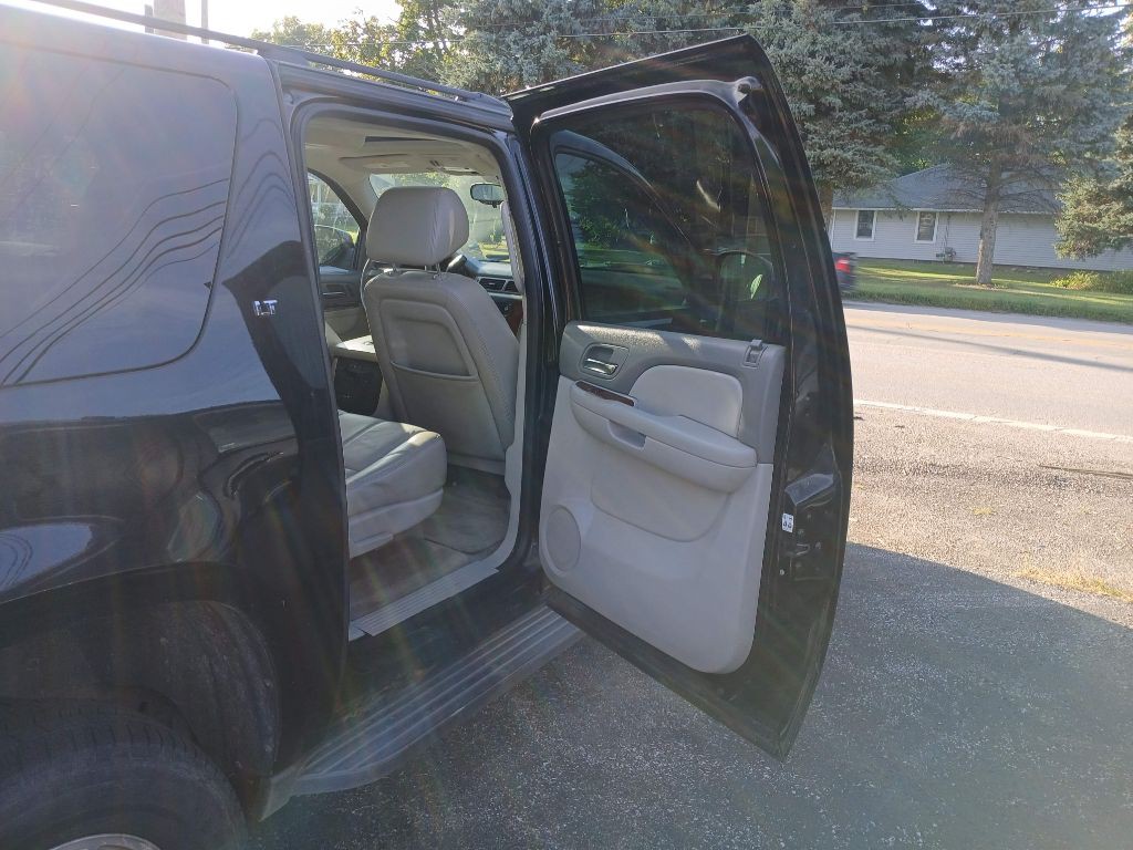 2012 Chevrolet Suburban Image 11