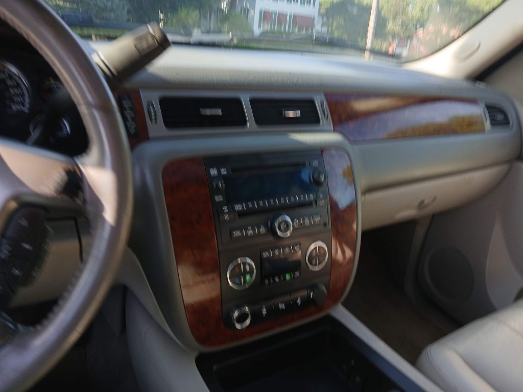 2012 Chevrolet Suburban Image 18