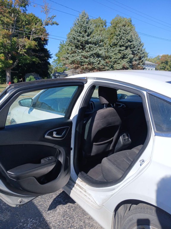 2015 Chrysler 200 Image 9