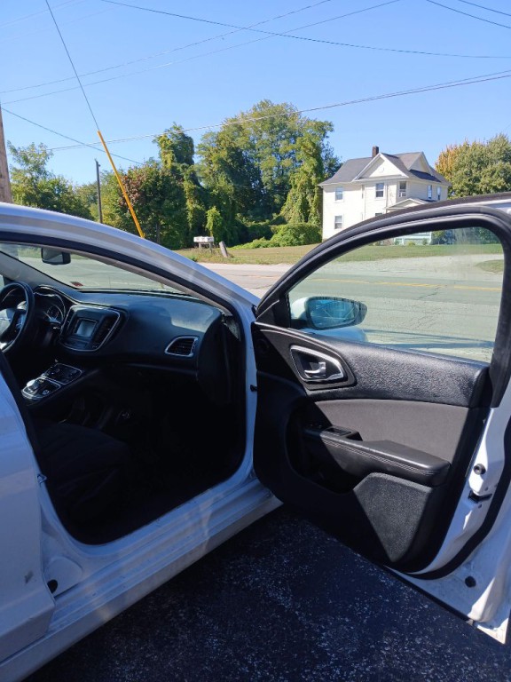 2015 Chrysler 200 Image 11