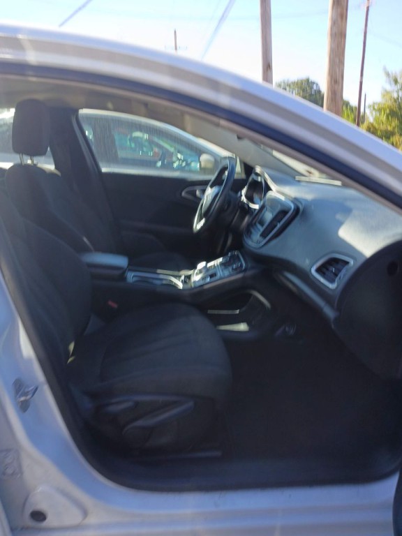 2015 Chrysler 200 Image 12